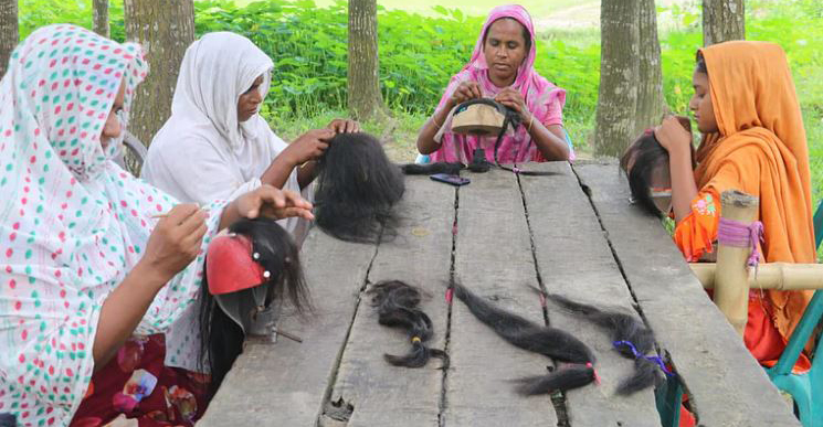 সখীপুরে নারীরা পরচুলা তৈরি করে স্বাবলম্ব